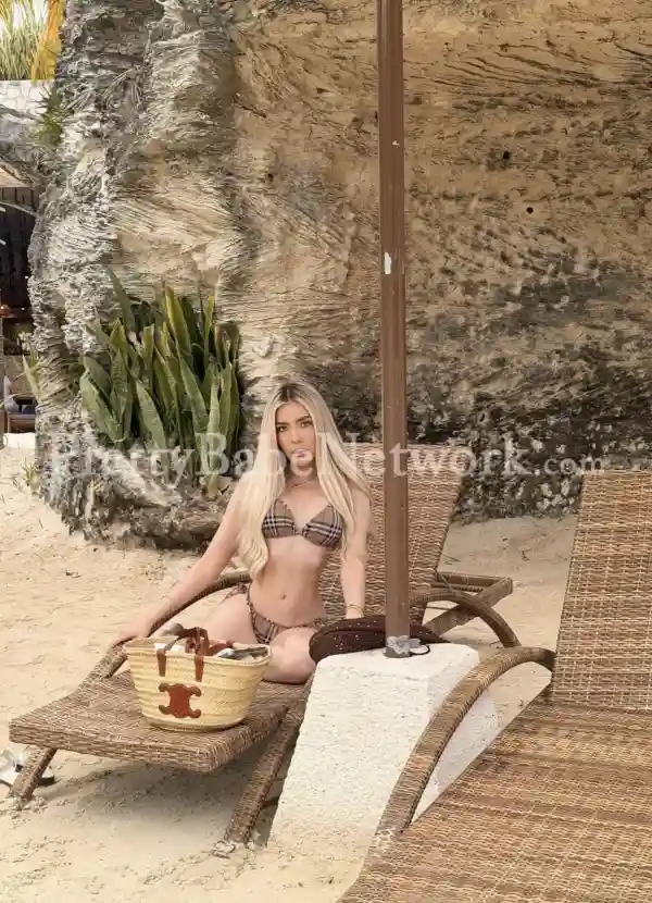 Hello, lovers. Do you want sexual time with a celebrity escort? I am Nour, waiting for you in Defence Colony, Delhi